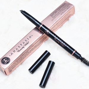 Pencil eyebrows of Anastasia